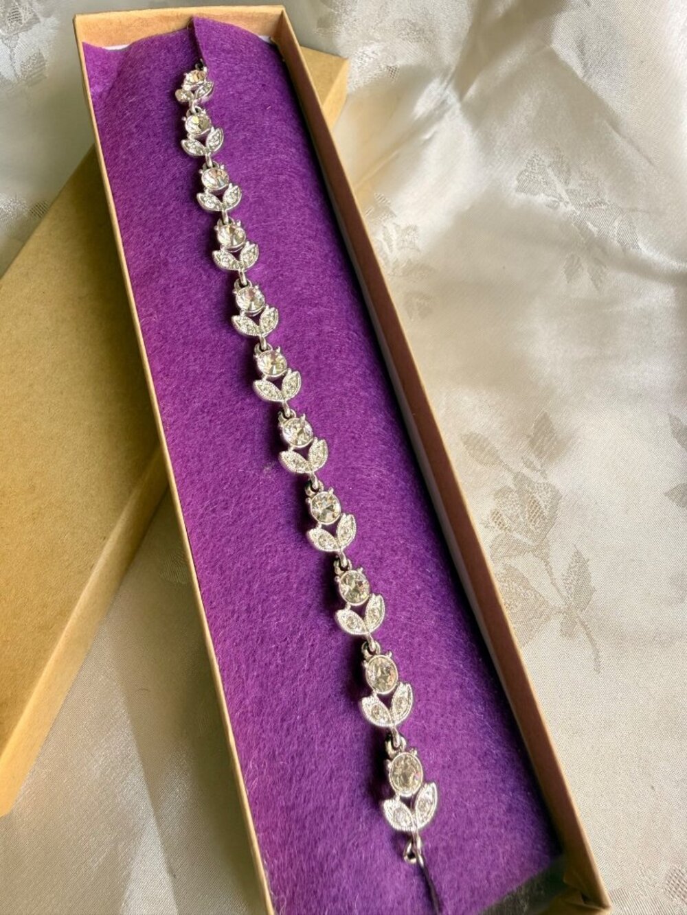 Vintage Silver-Tone Rhinestone Elegant Leaf Design Bracelet